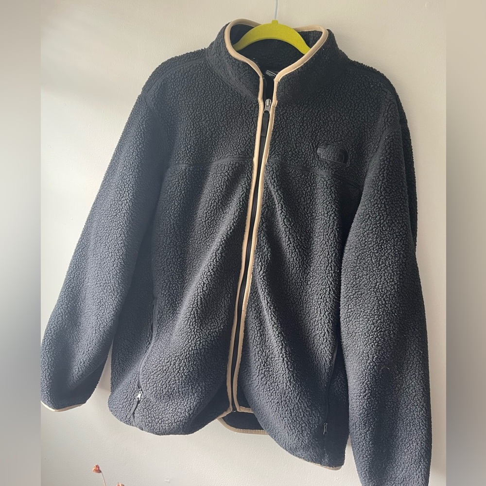 Men’s black and tan north face fleece